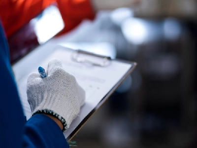 Image d'un professionnel en train de réaliser un diagnostic amiante dans le cadre d'un projet de travaux de rénovation énergétique globale d'une copropriété