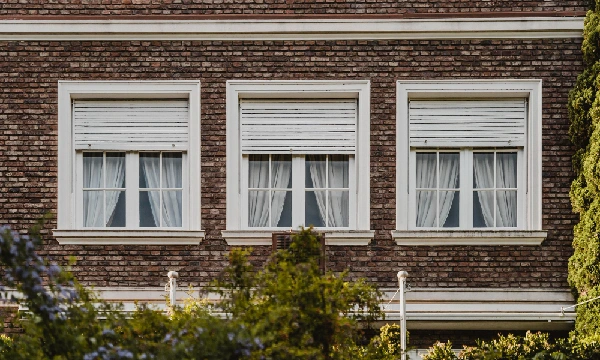 Remplacement des fenêtres et portes extérieures pour améliorer l’efficacité énergétique en copropriété.