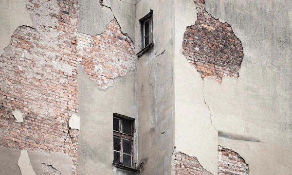 Inspection de la solidité structurelle d’une copropriété pour identifier les risques.