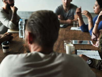 Photo d'une assemblée générale de copropriété avec des professionnels trouvés par un syndic sur mondeviscopro.fr